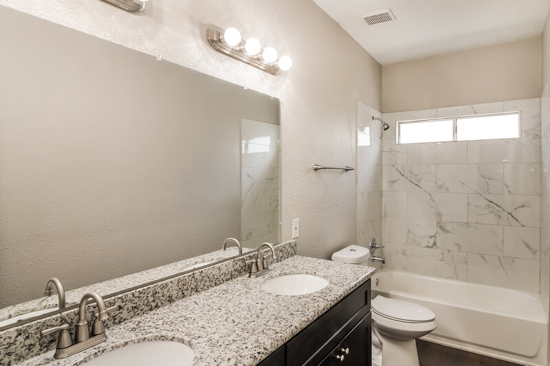 2,160/Mo, 25319 Laurel Green St Spring, TX 77373 Bathroom View