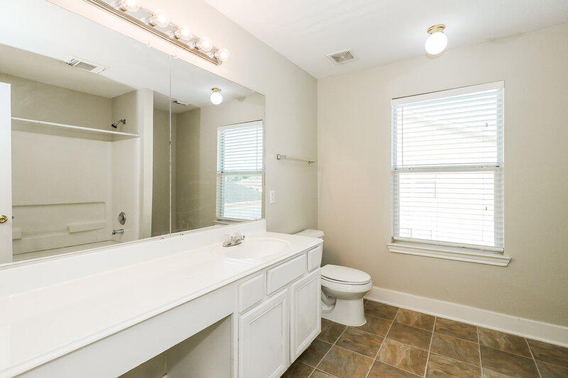 1,690/Mo, 19863 Hidden Shadow Ln Cypress, TX 77433 Main Bathroom View