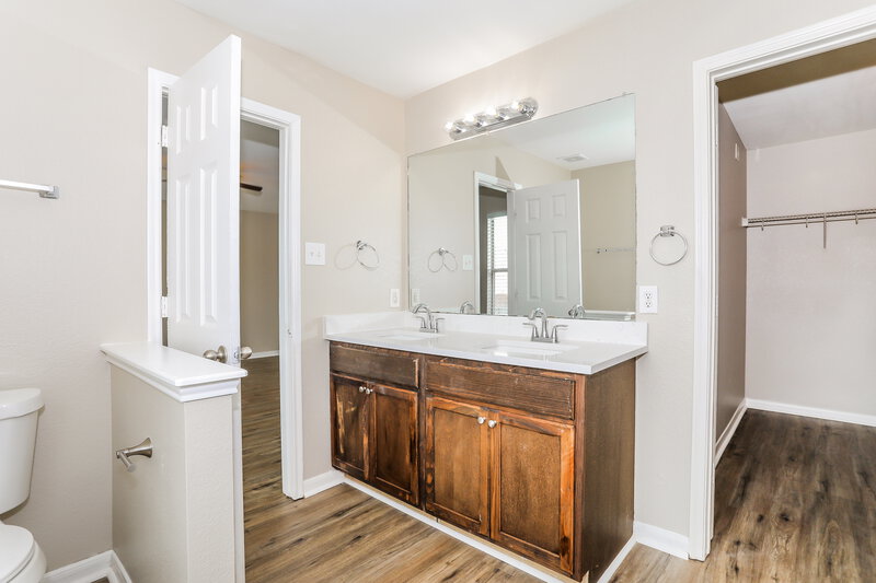2,300/Mo, 11119 Wild Goose Dr Tomball, TX 77375 Main Bathroom View