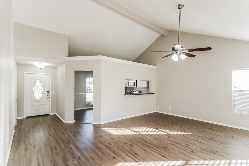 1,785/Mo, 19514 Glenway Falls Dr Katy, TX 77449 Living Room View 2