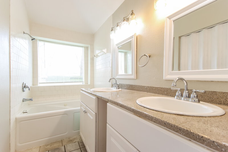 0/Mo, 5210 Kristen Ct Spring, TX 77373 Main Bathroom View
