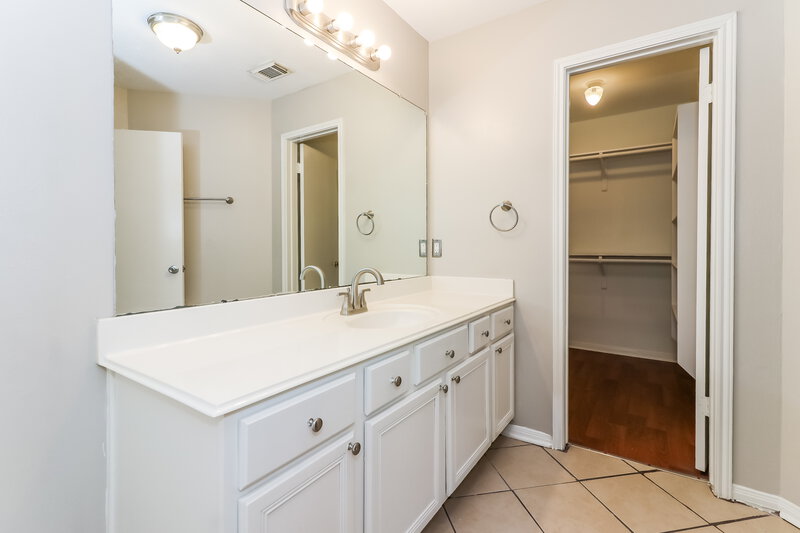1,500/Mo, 19938 Sycamore Valley Dr Cypress, TX 77433 Main Bathroom View 2