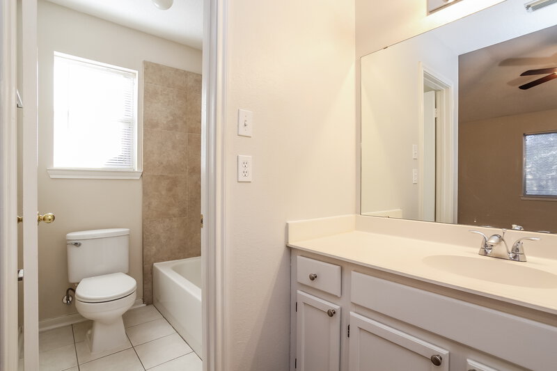 1,810/Mo, 31164 N Head Dr Spring, TX 77386 Main Bathroom View