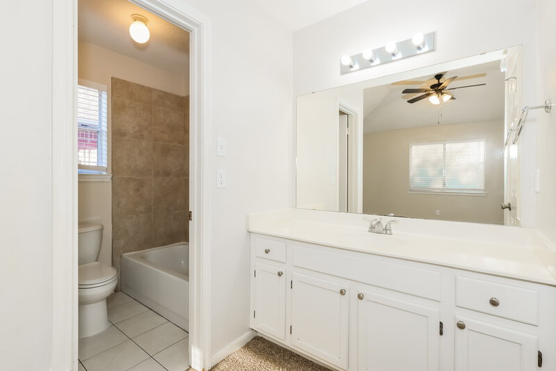 1,845/Mo, 31164 N Head Dr Spring, TX 77386 Main Bathroom View
