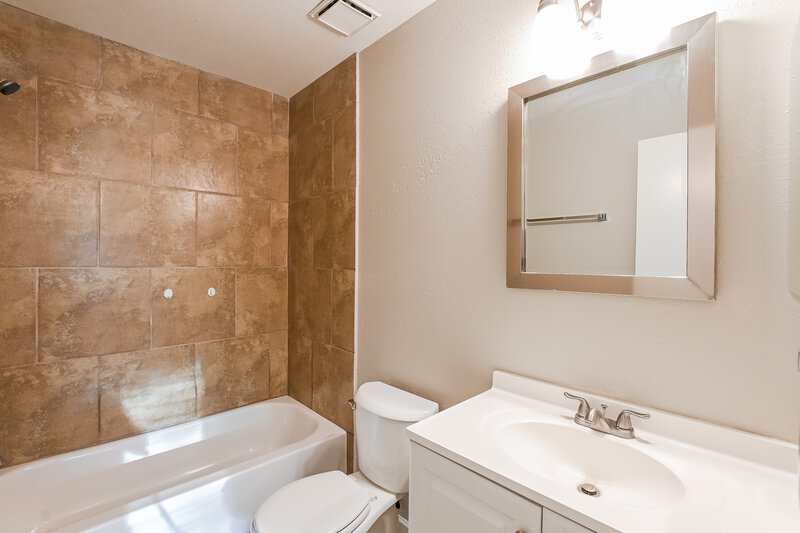 1,800/Mo, 7515 Pepperbrook Dr Houston, TX 77041 Main Bathroom View