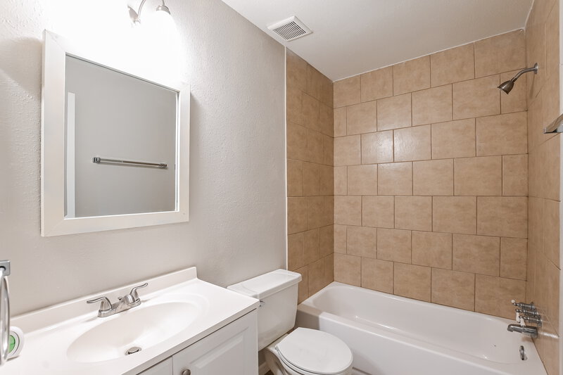 1,800/Mo, 7515 Pepperbrook Dr Houston, TX 77041 Main Bathroom View 2