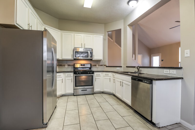 1,915/Mo, 19607 Cotton Creek Dr Tomball, TX 77375 Kitchen View