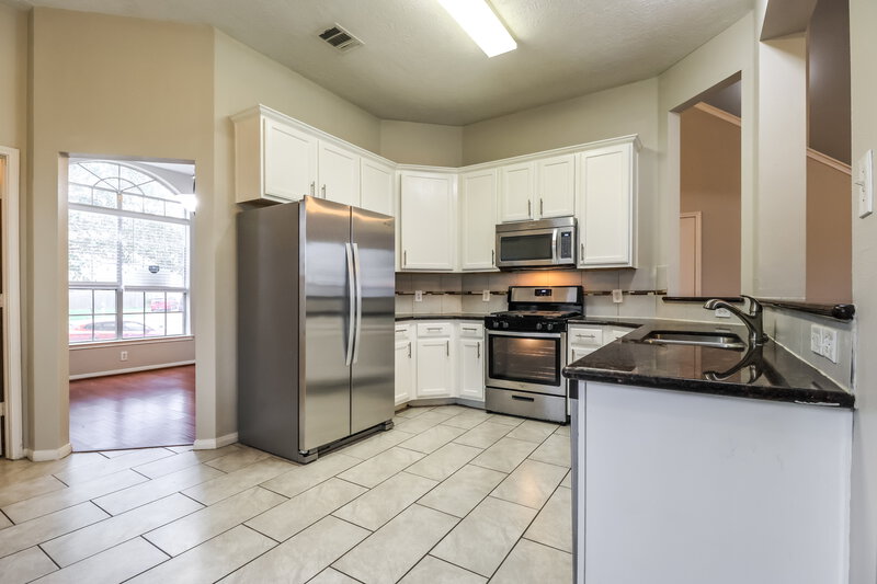 1,915/Mo, 19607 Cotton Creek Dr Tomball, TX 77375 Kitchen View 2