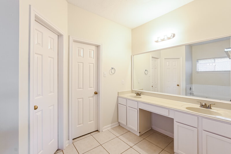 2,060/Mo, 13314 Chasworth Dr Houston, TX 77041 Main Bathroom View