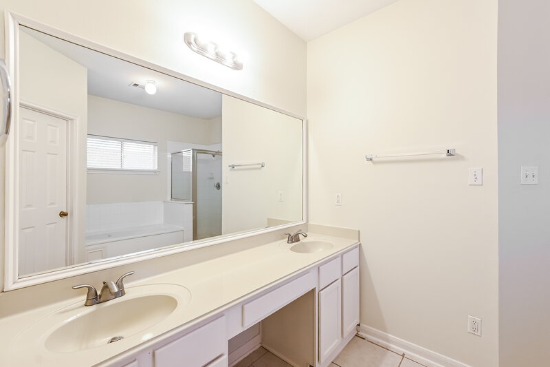2,060/Mo, 13314 Chasworth Dr Houston, TX 77041 Bathroom View