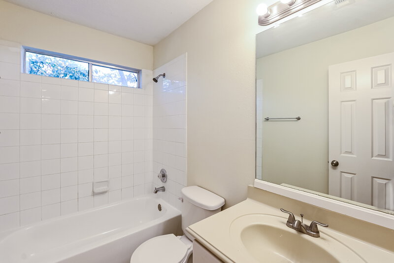 2,060/Mo, 13314 Chasworth Dr Houston, TX 77041 Bathroom View 2