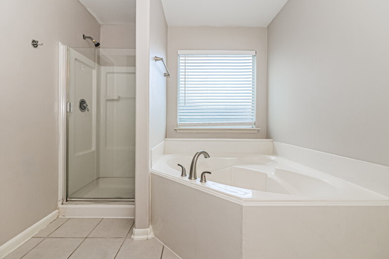 1,890/Mo, 7123 Northchase Ln Rosenberg, TX 77469 Main Bathroom View 2