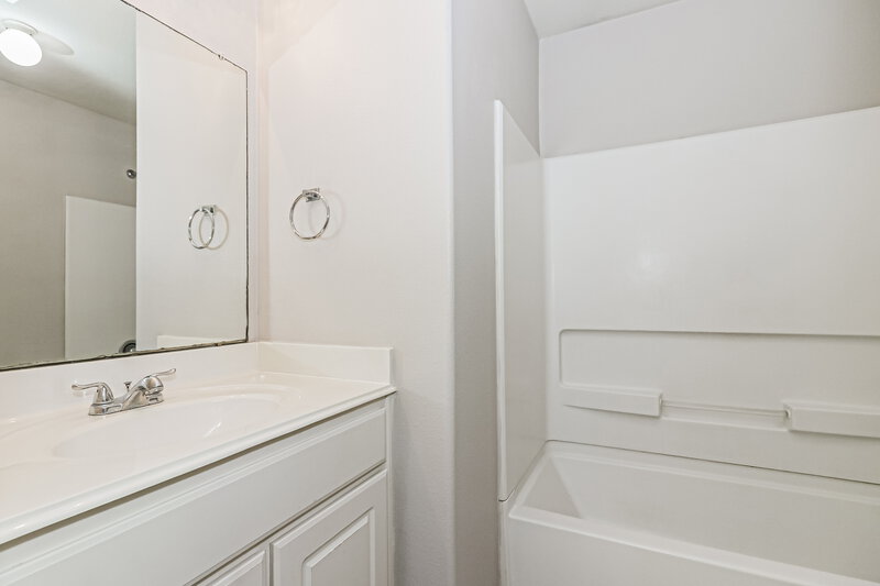 1,890/Mo, 7123 Northchase Ln Rosenberg, TX 77469 Bathroom View
