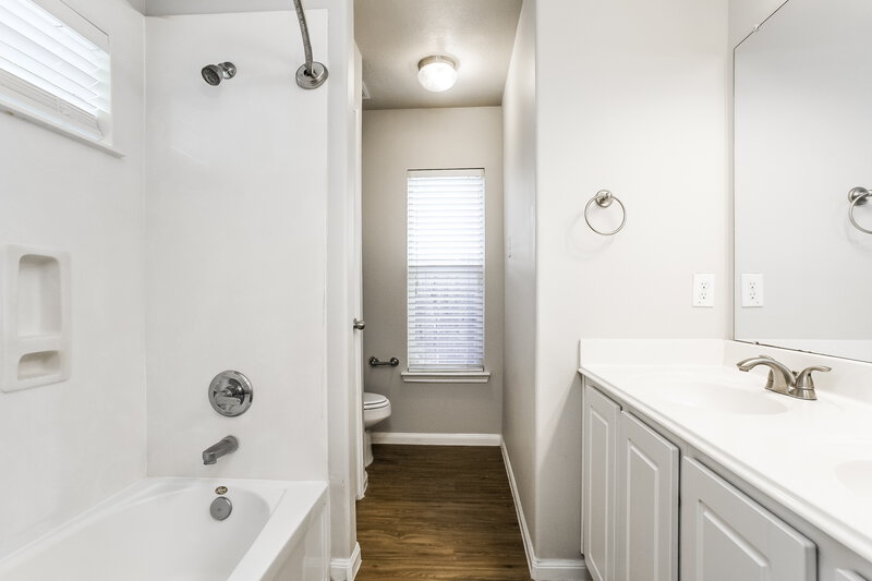 1,895/Mo, 19242 Hopeview Ct Katy, TX 77449 Main Bathroom View