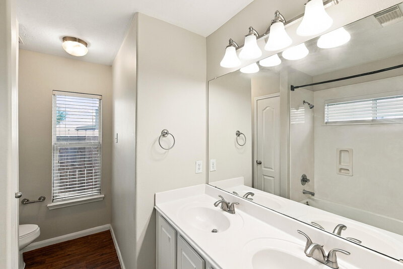1,730/Mo, 19242 Hopeview Ct Katy, TX 77449 Primary Bathroom View