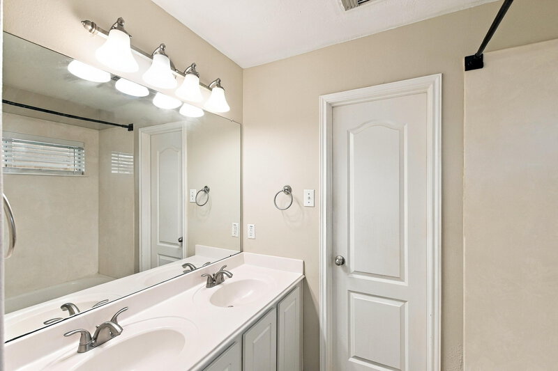 1,730/Mo, 19242 Hopeview Ct Katy, TX 77449 Primary Bathroom View 2