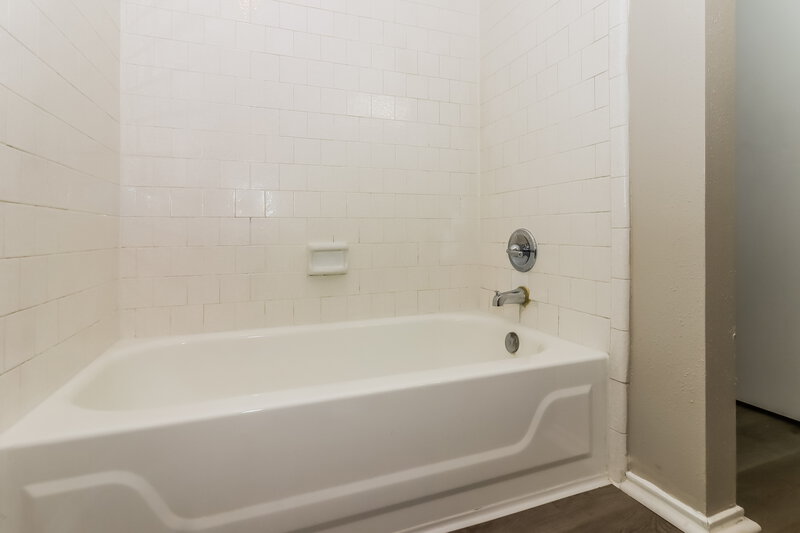 1,755/Mo, 1525 Miller Ave Katy, TX 77493 Main Bathroom View 2