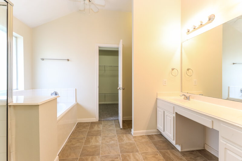 2,110/Mo, 26630 Cypresswood Dr Spring, TX 77373 Main Bathroom View
