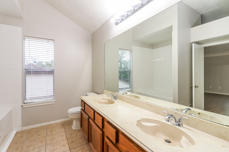 1,920/Mo, 9758 Overmead Dr Houston, TX 77065 Main Bathroom View
