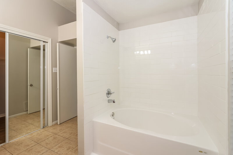 1,920/Mo, 9758 Overmead Dr Houston, TX 77065 Main Bathroom View 2