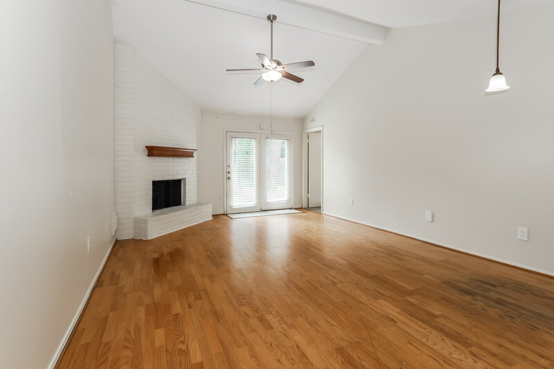 1,755/Mo, 84 Fallshire Dr The Woodlands, TX 77381 Living Room View