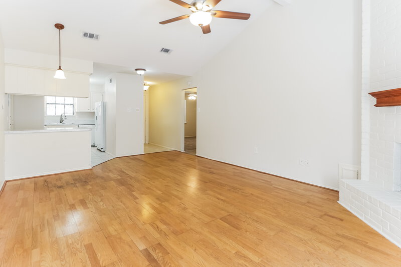 1,845/Mo, 84 Fallshire Dr The Woodlands, TX 77381 Living Room View 2