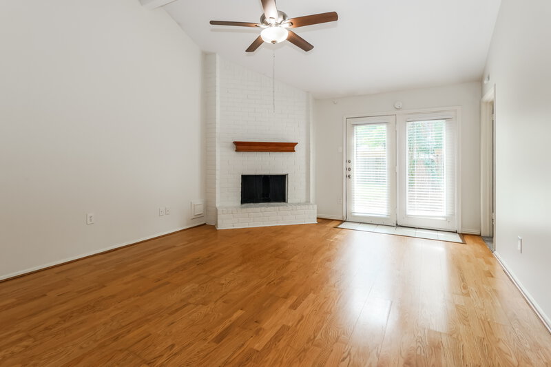 1,755/Mo, 84 Fallshire Dr The Woodlands, TX 77381 Living Room View 2