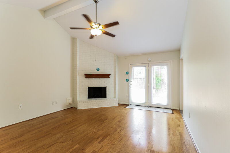 1,845/Mo, 84 Fallshire Dr The Woodlands, TX 77381 Living Room View 3