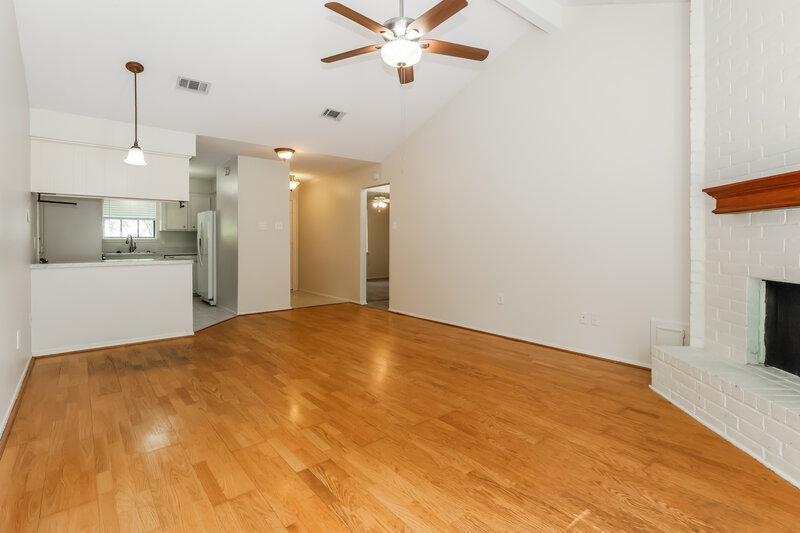 1,755/Mo, 84 Fallshire Dr The Woodlands, TX 77381 Living Room View 3