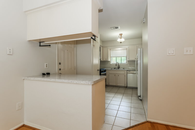 1,755/Mo, 84 Fallshire Dr The Woodlands, TX 77381 Kitchen View