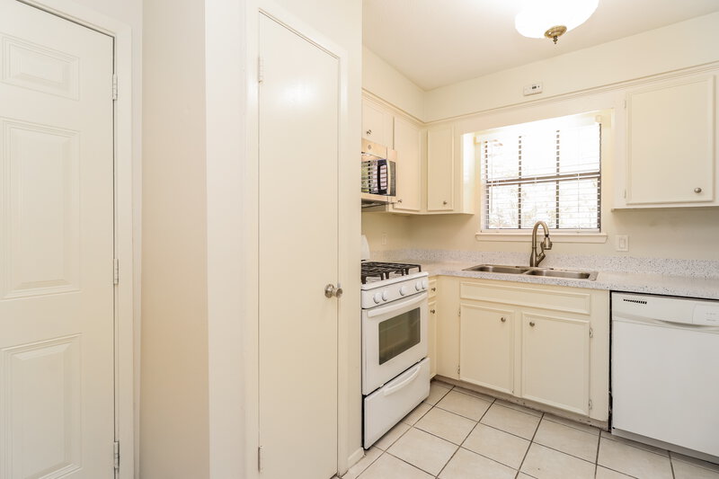 1,845/Mo, 84 Fallshire Dr The Woodlands, TX 77381 Kitchen View 2