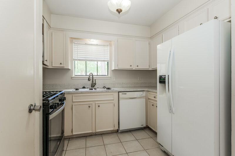 1,755/Mo, 84 Fallshire Dr The Woodlands, TX 77381 Kitchen View 2