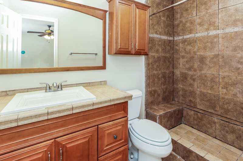 1,845/Mo, 84 Fallshire Dr The Woodlands, TX 77381 Main Bathroom View