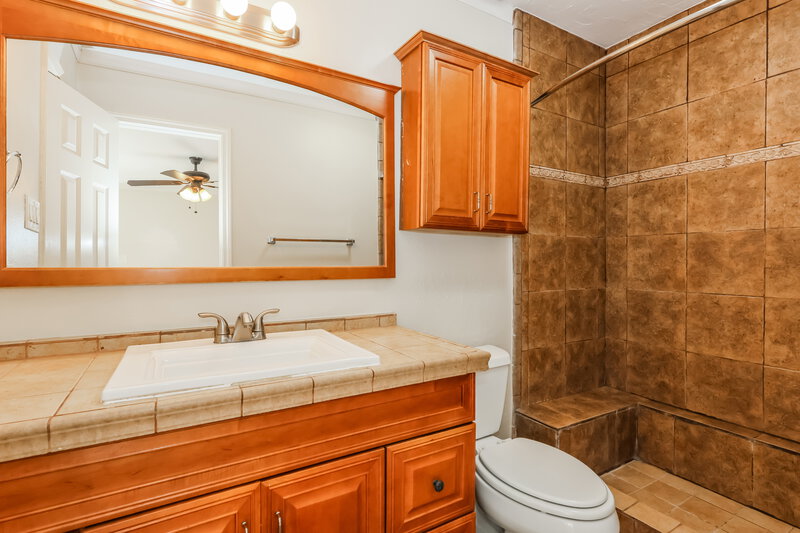 1,755/Mo, 84 Fallshire Dr The Woodlands, TX 77381 Main Bathroom View