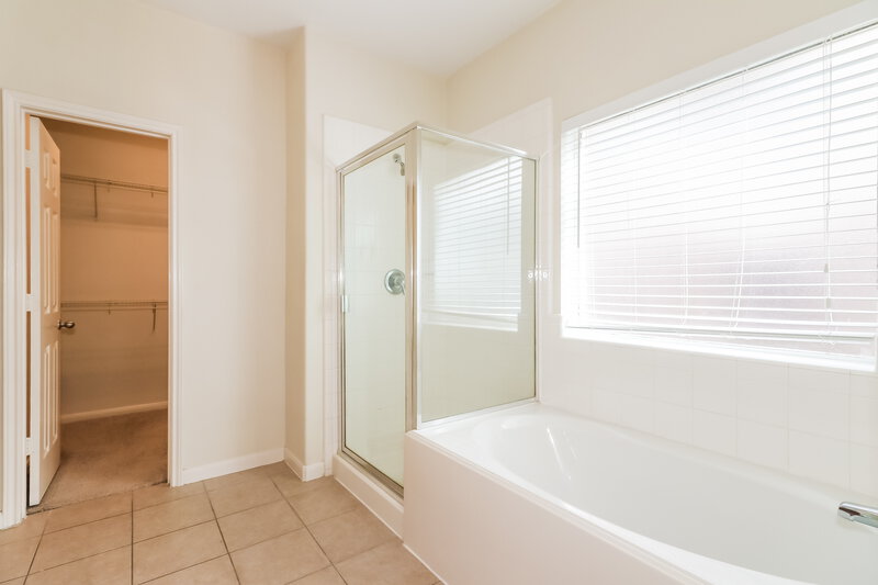 2,135/Mo, 10007 Barr Lake Dr Houston, TX 77095 Main Bathroom View