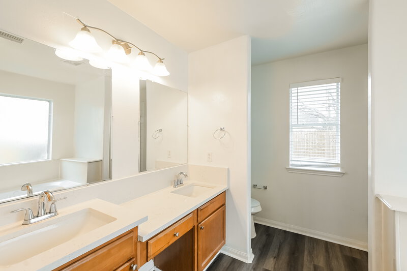 2,095/Mo, 3911 E Teal Estates Cir Fresno, TX 77545 Main Bathroom View