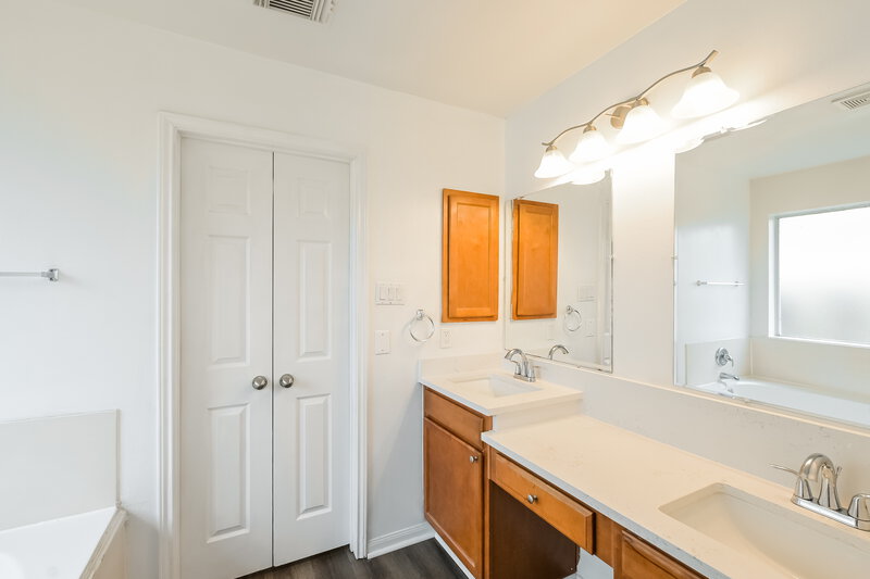 2,095/Mo, 3911 E Teal Estates Cir Fresno, TX 77545 Main Bathroom View 2