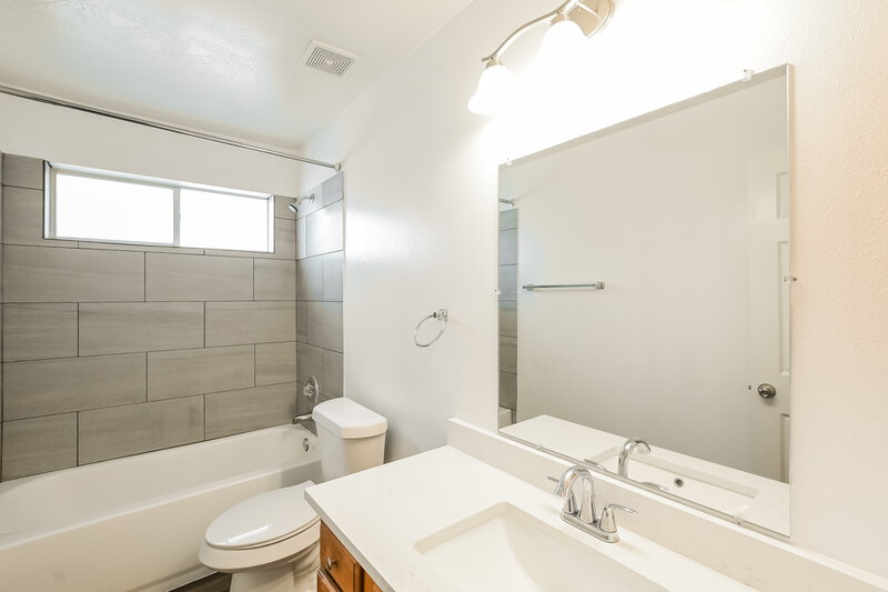 2,095/Mo, 3911 E Teal Estates Cir Fresno, TX 77545 Bathroom View