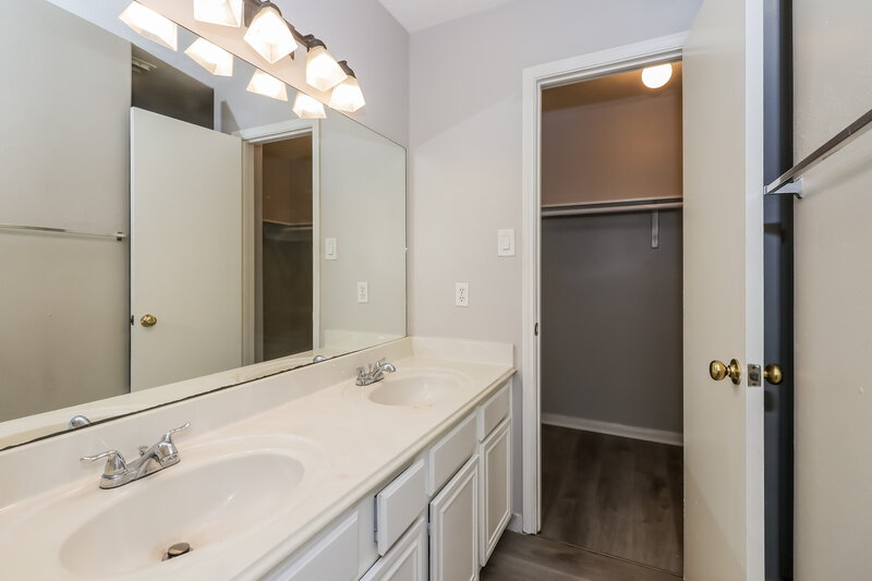 1,690/Mo, 8530 Wild Basin Dr Houston, TX 77088 Main Bathroom View
