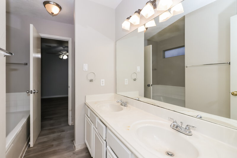 1,690/Mo, 8530 Wild Basin Dr Houston, TX 77088 Main Bathroom View 2