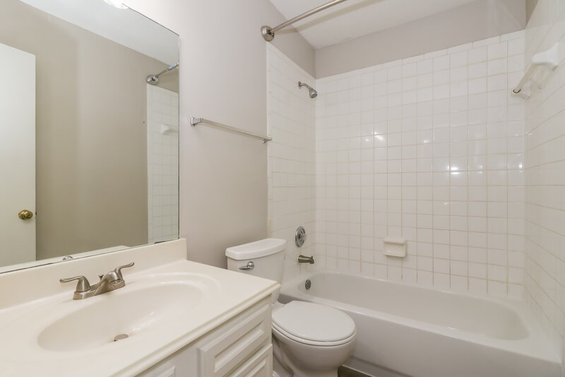 1,690/Mo, 8530 Wild Basin Dr Houston, TX 77088 Bathroom View