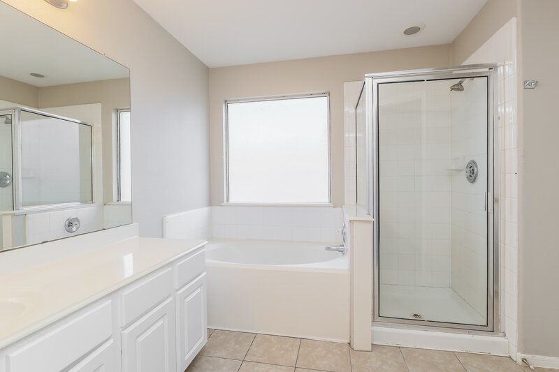 2,215/Mo, 12131 English Brook Cir Humble, TX 77346 Main Bathroom View