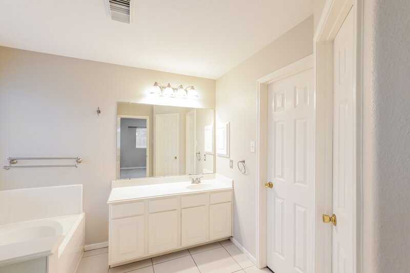 2,410/Mo, 12139 English Brook Cir Humble, TX 77346 Main Bathroom View