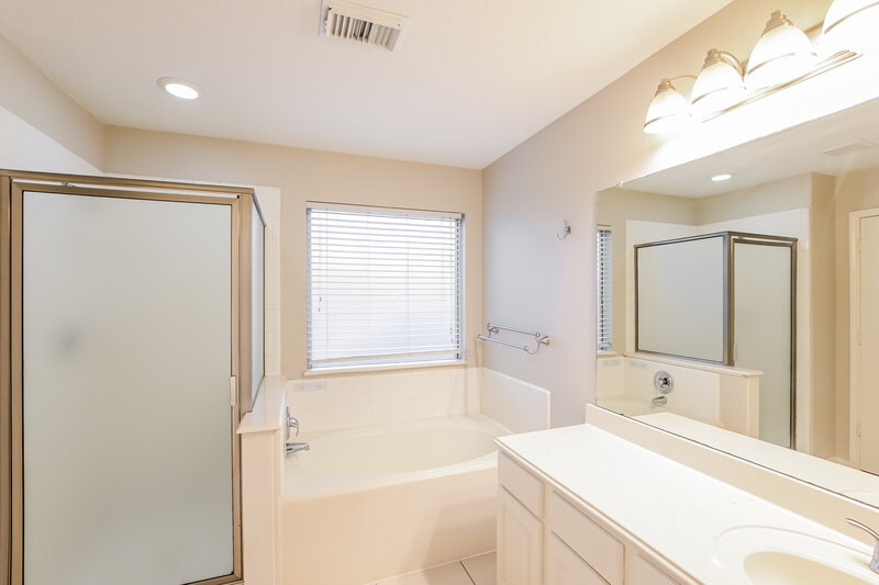 2,410/Mo, 12139 English Brook Cir Humble, TX 77346 Main Bathroom View 2