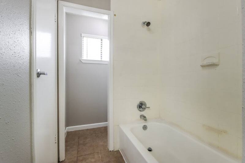 2,120/Mo, 10618 Plum Lake Dr Houston, TX 77065 Main Bathroom View 2