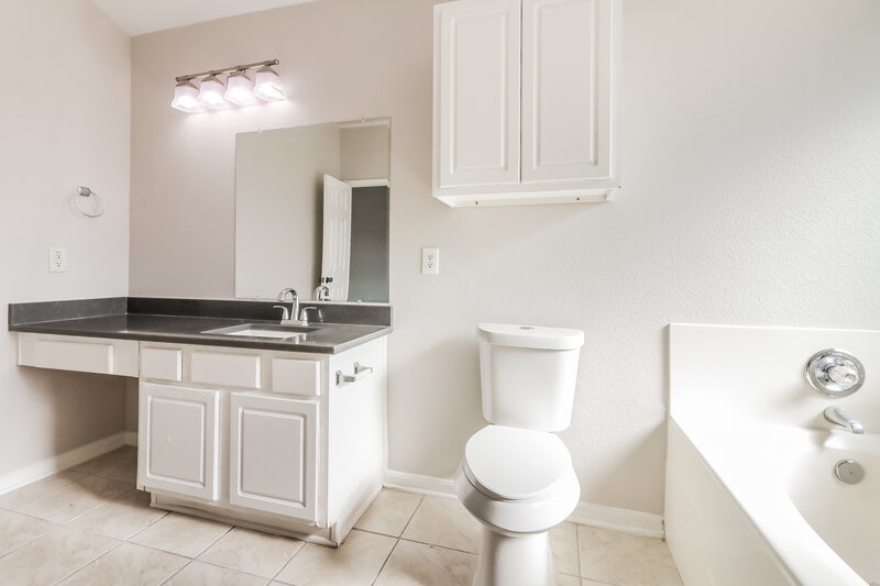 1,910/Mo, 6227 Channelbrook Ln Spring, TX 77379 Main Bathroom View