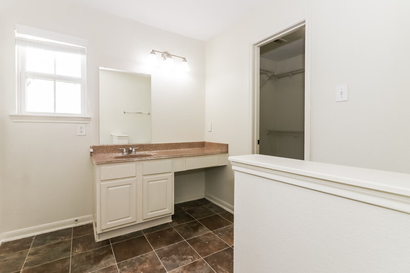 1,965/Mo, 2727 Skyview Grove Ct Houston, TX 77047 Main Bathroom View