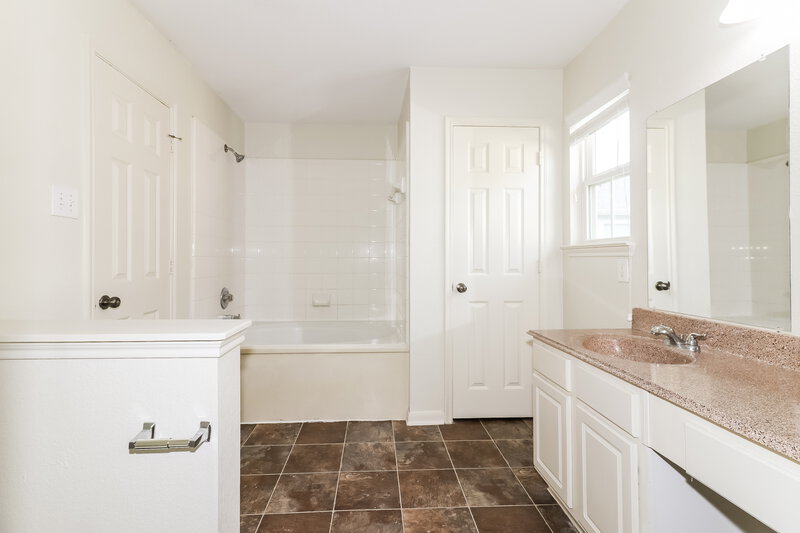 1,965/Mo, 2727 Skyview Grove Ct Houston, TX 77047 Main Bathroom View 2
