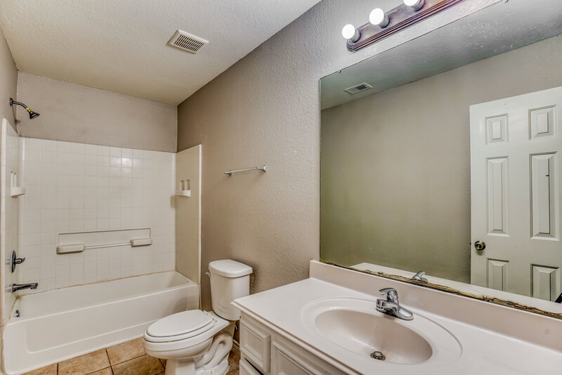 1,650/Mo, 18719 Reynolds Park Dr Katy, TX 77449 Main Bathroom View
