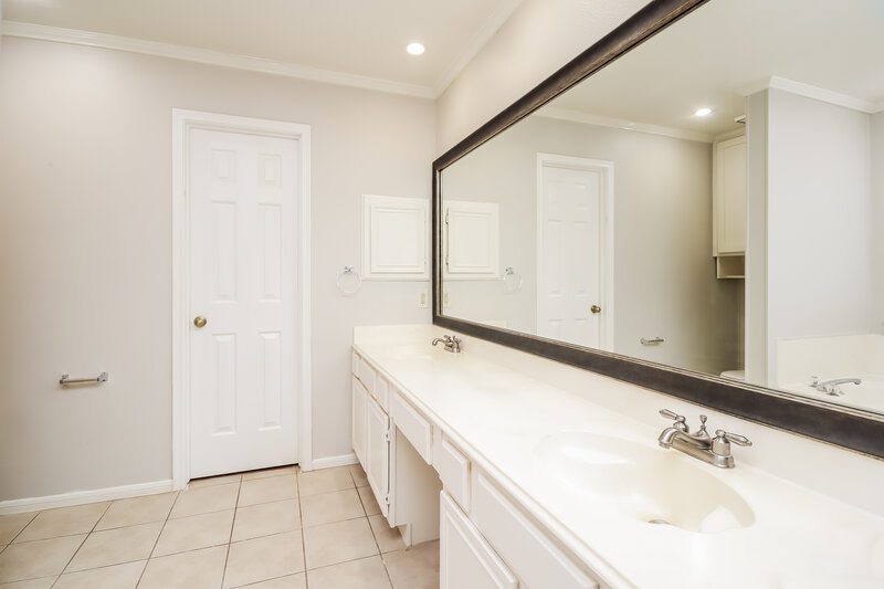 2,385/Mo, 19002 Dee Woods Dr Humble, TX 77346 Main Bathroom View